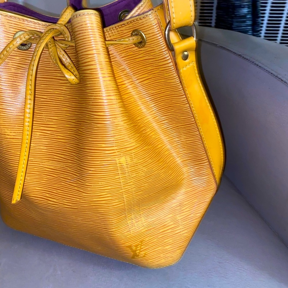 Authentic Louis Vuitton Noe Epi MM bag in canary colour - Picture 8 of 16